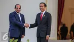 Presiden Joko Widodo berjabat tangan dengan Presiden Republik Arab Mesir Abdel Fattah Al Sisi di halaman belakang Istana MerdekaJakarta, Jumat (4/9/2015). Kunjungan tersebut terkait kerjasama birateral Indonesia dengan Mesir. (Liputan6.com/Faizal Fanani)