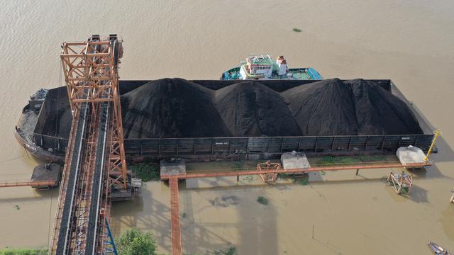 Proses muat batu bara ke tongkang di Pelabuhan Musi 2 yang dikelola PT RMK Energy Tbk. RMKE memiliki kapasitas muat batu bara ke tongkang hingga 25 juta ton per tahun. (Dok RMKE)