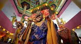 Para biksu yang mengenakan kostum dan topeng yang megah melakukan parade di kuil sebelum Thangka atau lukisan tradisional Buddha diresmikan di kuil Tibet selama perayaan hari Waisak di Ipoh, Malaysia, Rabu, 22 Mei 2024. (AP Photo/Vincent Thian)