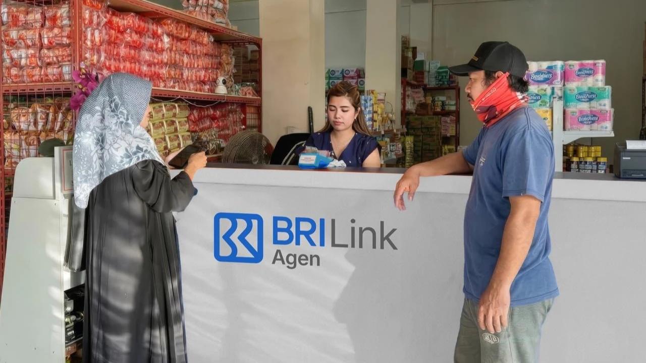 Perkuat Ekonomi Kerakyatan, BRILink Agen 'Rieche Endah' Bantu Permudah Transaksi Perbankan Warga Sumbawa