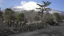 Pasukan berkumpul dengan Gunung Fuji yang ikonik pada latar belakang saat latihan operasi gabungan helikopter militer antara Pasukan Bela Diri Darat Jepang (JGSDF) dan Marinir AS di Higashi Fuji, Gotemba, Jepang, Selasa (15/3/2022). (AP Photo/Eugene Hoshiko)