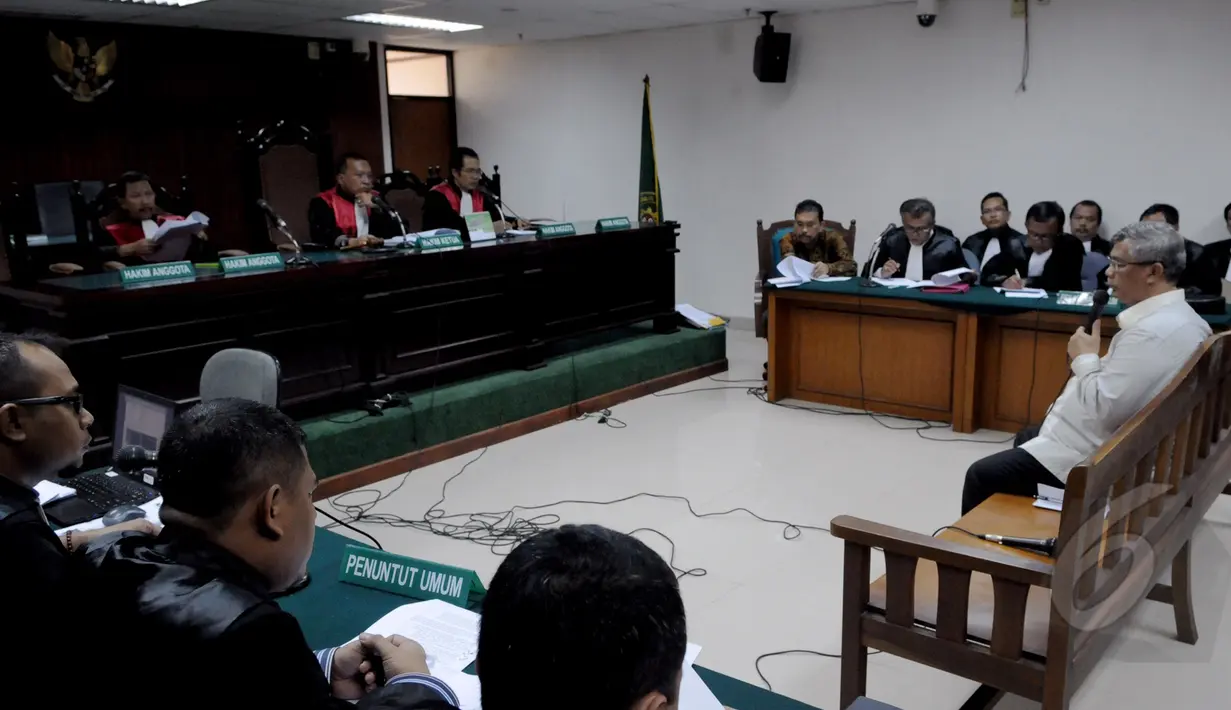 Terpidana korupsi Akil Mochtar menjadi saksi dalam sidang lanjutan kasus Pilkada Tapanuli Tengah di Pengadilan Tipikor, Jakarta, Senin (13/4/2015). Bonaran Situmeang didakwa menyuap Akil Mochtar Rp. 1,8 miliar. (Liputan6.com/ Andrian M Tunay)
