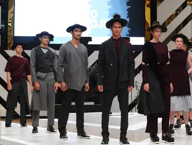 Sejumlah model membawakan busana koleksi Danjyo Hiyoji saat penutup Fashion Nation Tenth Edition (FNX) di Senayan City, Jakarta, Sabtu (23/4). Koleksi Danjyo Hiyoji kali ini berhasil memberikan kombinasi warna yang unik. (Liputan6.com/Angga Yuniar)