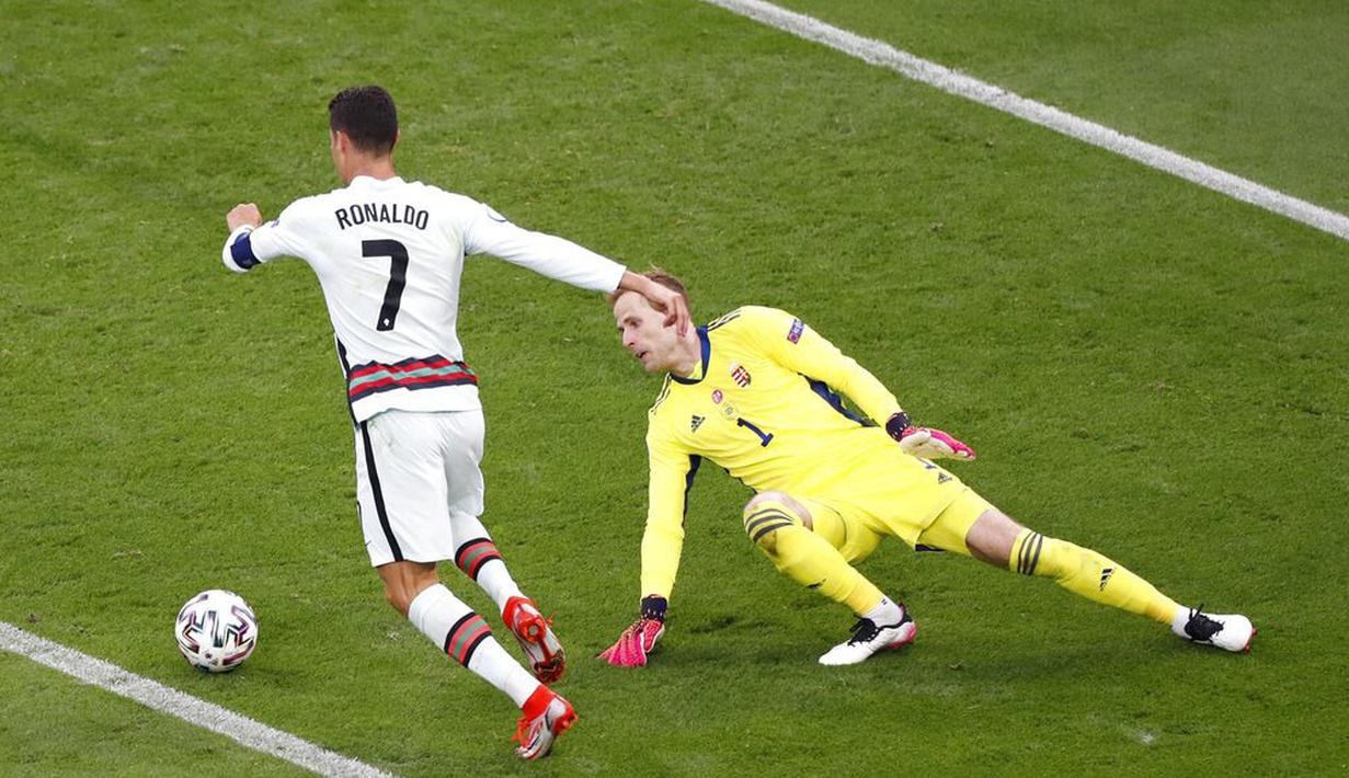 Namun, CR7 berhak atas sepatu emas karena satu assist-nya saat Portugal kalah 2-4 dari Jerman. Sekadar informasi, sejak Piala Eropa 2008, assist menentukan gelar top skor Piala Eropa jika ada dua pemain dengan jumlah gol sama. (Foto:AP/Laszlo Balog/Pool)