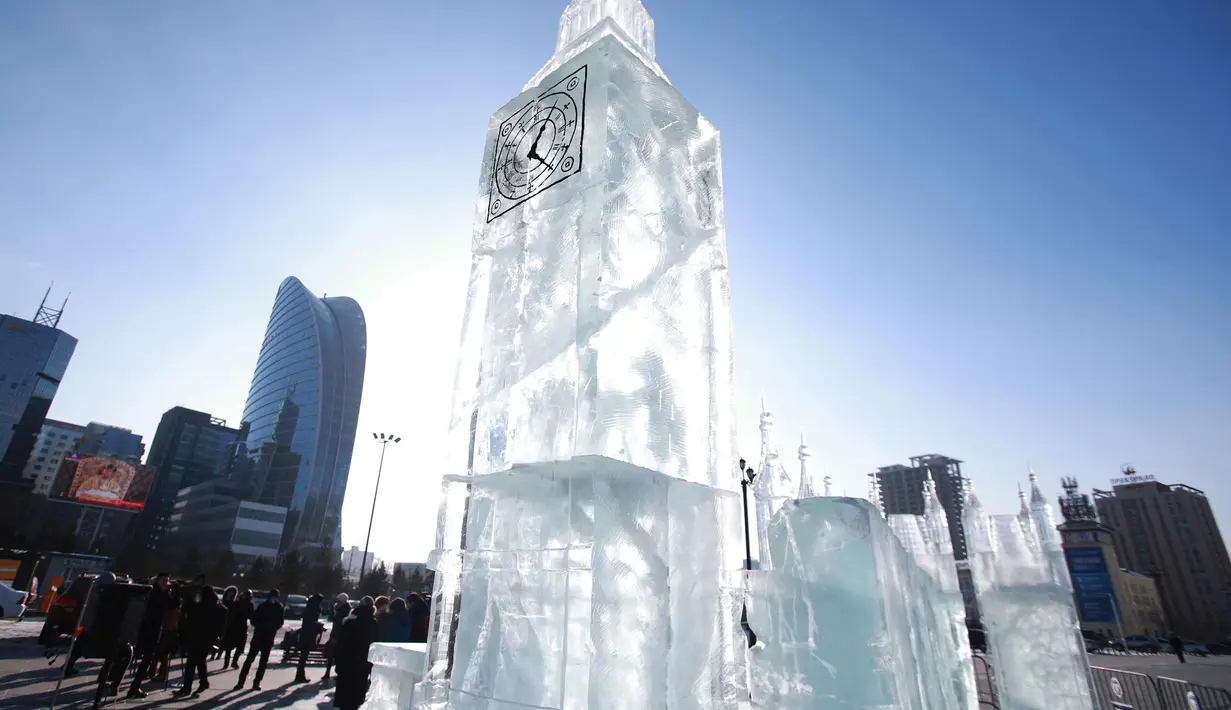 Patung es Big Ben London terlihat di Ulaanbaatar, Mongolia (23/1). Patung es the Beatles dan Big Ben London dibuat untuk menandai ulang tahun ke-55 pembentukan hubungan diplomatik antara kedua negara. (AFP Photo/Byambasuren Byamba-Ochir)