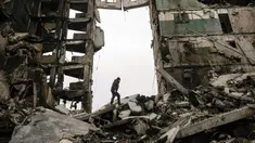 Seorang warga mencari barang-barang pada sebuah gedung apartemen yang hancur saat pertempuran antara pasukan Ukraina dan Rusia di Borodyanka, Ukraina, 5 April 2022. Seiring berjalannya tonggak sejarah, peringatan setahun invasi Rusia ke Ukraina berjalan suram sekaligus menjengkelkan karena penuh dengan pembunuhan, kehancuran, kehilangan, dan rasa sakit yang dirasakan bahkan di luar perbatasan Rusia dan Ukraina. (AP Photo/Vadim Ghirda, File)