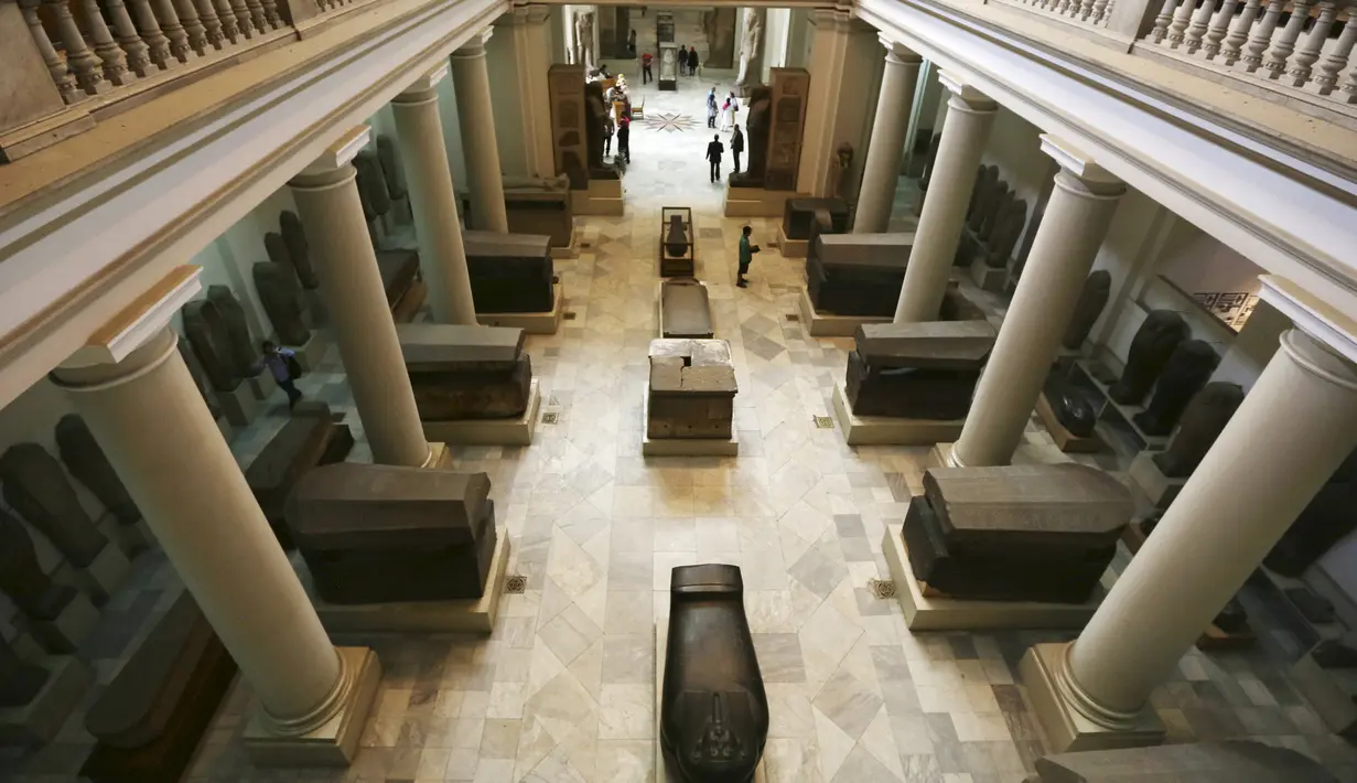 Ratusan Artefak tertata rapi di pelataran museum Mesir, Kairo, Selasa (20/10/2015). Museum ini adalah rumah bagi koleksi antik bangsa Mesir kuno dan memiliki 120.000 koleksi. (REUTERS/Mohamed Abd El Ghany)