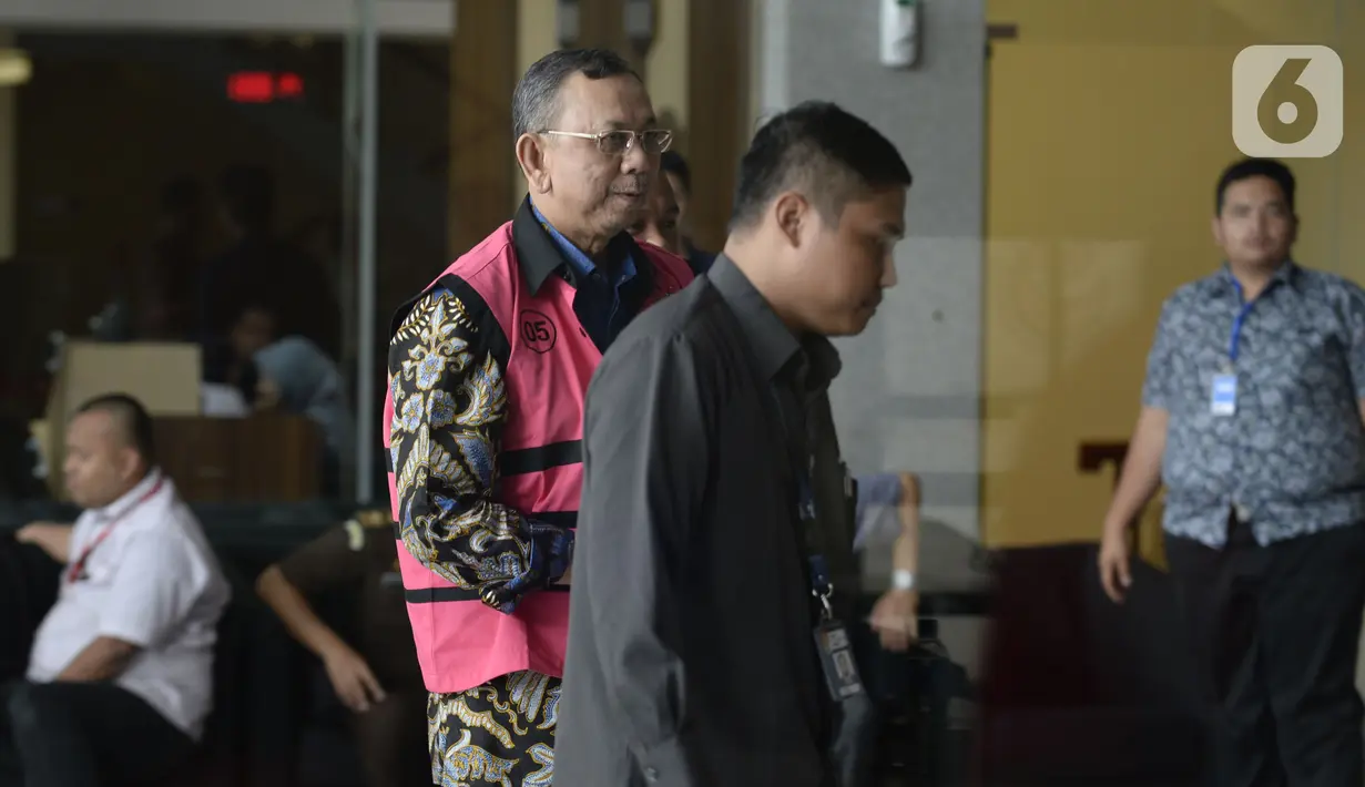 Mantan Direktur Utama PT Asuransi Jiwasraya, Hendrisman Rahim dikawal petugas akan menjalani pemeriksaan penyidik dari Kejaksaan Agung di Gedung KPK, Jakarta, Senin (20/1/2020). Hendrisman Rahim diperiksa sebagai tersangka terkait kasus korupsi PT Asuransi Jiwasraya. (merdeka.com/Dwi Narwoko)