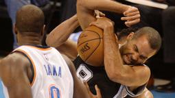 Pebasket San Antonio Spurs, Tony Parker (9) dilanggar para pemain OKC Thunder pada lanjutan NBA Playoffs game ke-6 semifinal wilayah barat di Chesapeake Energy Arena,Oklahoma City, (12/5/2016). (Mark D. Smith-USA TODAY Sports)