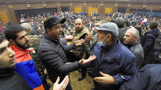 FOTO: Tolak Berhenti Bertempur dengan Azerbaijan, Warga Armenia Geruduk Gedung Parlemen