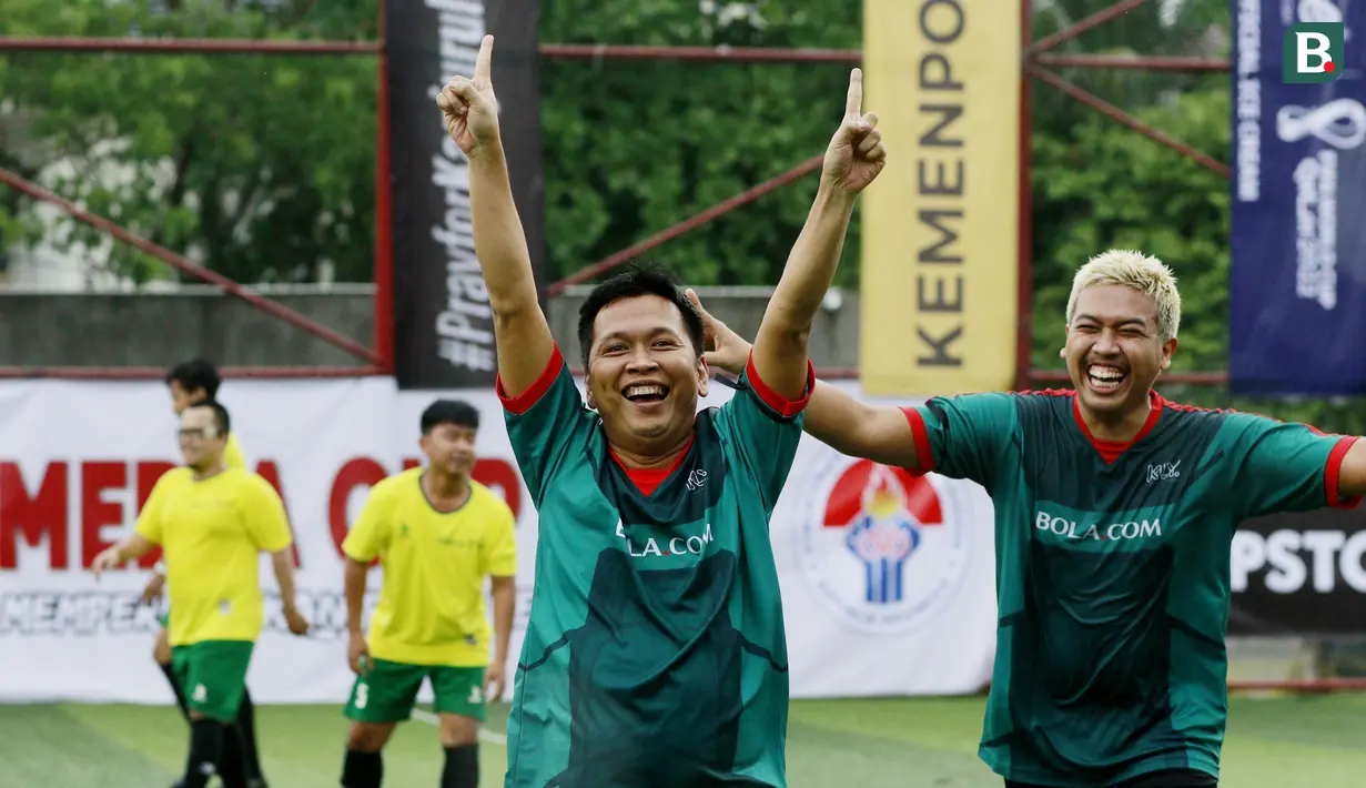 Bomber Bola.com, Ario Yosia, melakukan selebrasi usai mencetak gol ke gawang Jawa Pos pada laga Media Cup 2022 di Triboon Mini Soccer, Jakarta Selatan, Kamis (6/10/2022). (Bola.com/M Iqbal Ichsan)