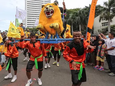 Kesenian Sisingaan Jaipong ikut meramaikan parade kebudayaan "Aksi Kita Indonesia" di Bundaran HI, Jakarta, Minggu (4/12). Selain membuat suasana meriah, pertunjukan kesenian asal Subang itu mengundang perhatian dari masyarakat (Liputan6.com/Fery Pradolo)