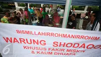 Sebuah warung tenda Shodaqoh ramai dikunjungi pelanggan di kawasan titik nol Km Yogyakarta, Jumat (8/4). Warung yang hanya buka setiap hari Jumat pada pukul 11.00-13.00 WIB ini digratiskan khusus untuk kaum fakir miskin dan dhuafa. (Foto: Boy Harjanto)