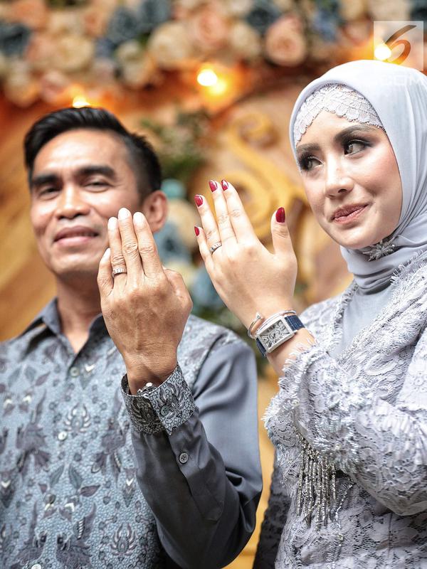 Aktris Shinta Bachir bersama anggota DPRD Sidrap, Idham Masse memperlihatkan cincin saat acara lamaran di Jakarta, Sabtu (8/9). Rencananya, Shinta dan duda tiga anak itu akan menggelar pernikahan pada 11 November mendatang. (Liputan6.com/Faizal Fanani)
