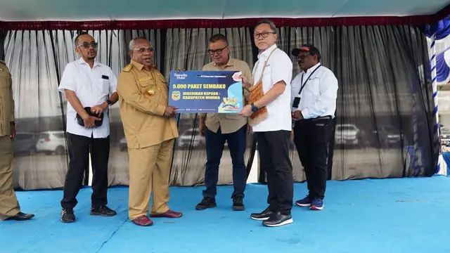 Menteri Perdagangan Zulkifli Hasan penyerahan bantuan "Kemendag Peduli" secara simbolis kepada Bupati Puncak Willem Wandik di Posko Tanggap Darurat Penanganan Bencana Kabupaten Puncak di Mimika, Papua Tengah pada Selasa, (19/9/2023). (Dok Kemendag)
