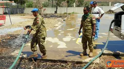 Citizen6, Lebanon: Personel TNI yang tergabung dalam Indobatt merehab sarana olahraga warga di daerah Gandouriyah Lebanon Selatan, Senin (18/6). (Pengirim: Badarudin Bakri).