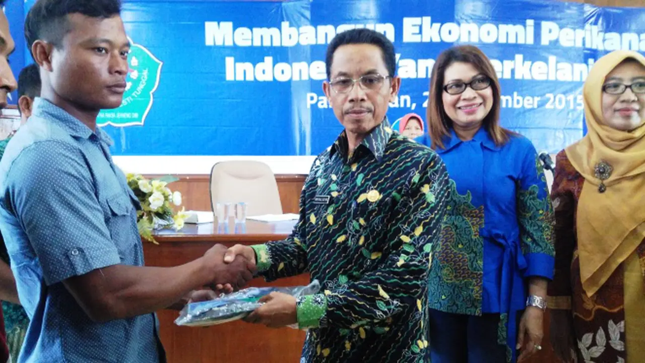 Penyerahan Simbolis Paket Aplikasi mFish kepada Nelayan Pamekasan