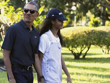 Presiden Amerika Serikat, Barack Obama berkekspresi didepan wartawan yang mengikutinya di kebun binatang Honolulu, Hawaii, (2/1). Barack Obama mengajak serta putrinya untuk menghabiskan liburan tahun baru. (REUTERS / Jonathan Ernst)