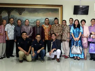 Perwakilan dari Emtek dan Jajaran Redaksi SCTV, Indosiar, Liputan6.com, O'Chanel  foto bersama usai silaturahmi dengan Pengurus Pusat Muhammadiyah di Jakarta, Selasa (30/5). (Liputan6.com/Johan Tallo)