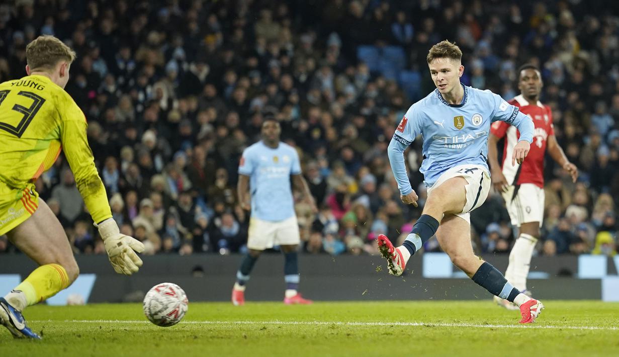Pemain Manchester City, James McAtee mencetak gol ke gawang Salford City pada laga lanjutan Piala FA 2024/2025 di Etihad Stadium, Manchester, Inggris, Minggu (12/01/2025). (AP Photo/Dave Thompson)