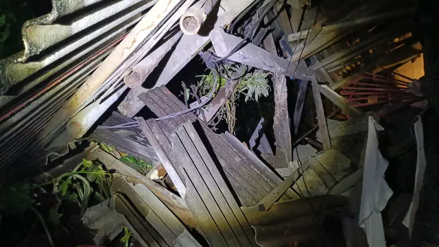 Rumah dua lantai di Sukabumi rusai usai diguyur hujan deras dan angin kencang.