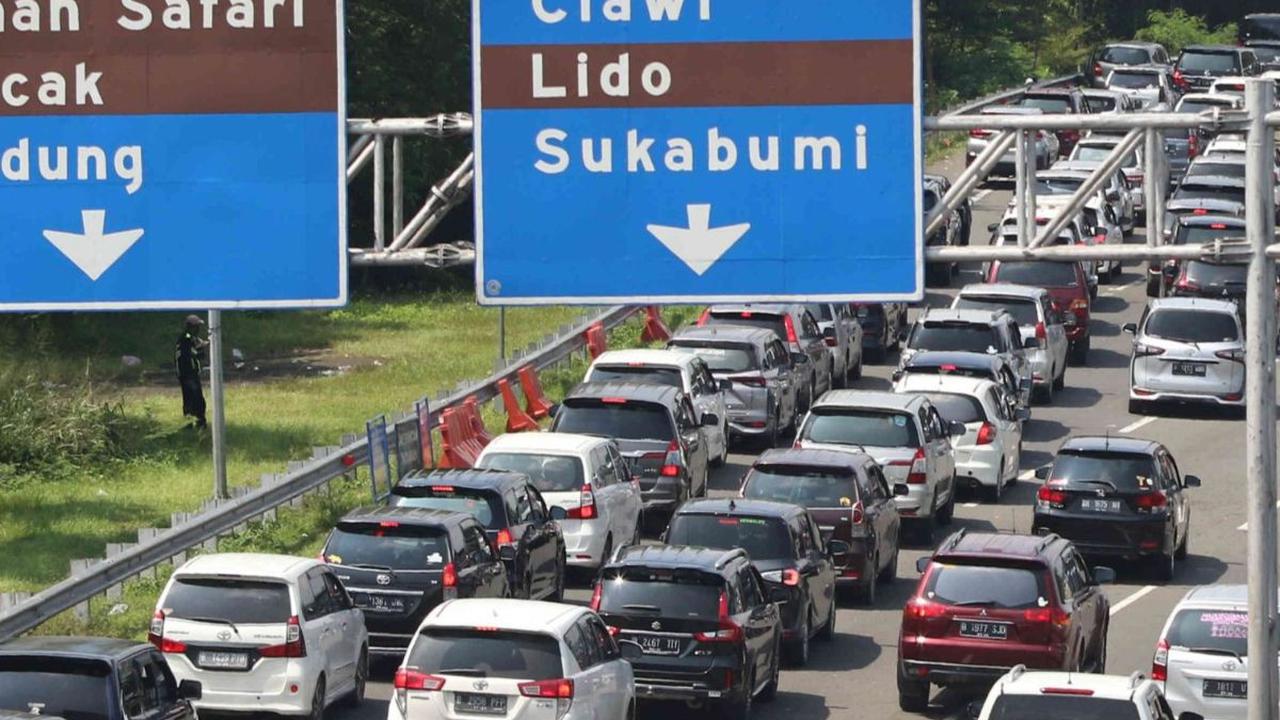 Puncak Bogor dikenal sebagai lokasi wisata yang kerap dikunjungi wisatawan lokal maupun asing.

Tak cuma menghadirkan keindahan alam. Banyak juga hiburan malam di kawasan tersebut.