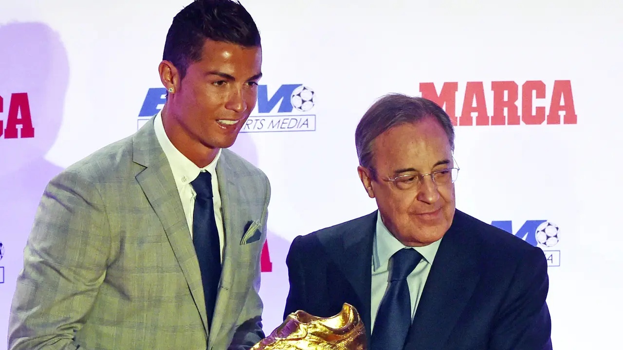 20151013-Senyum Ronaldo Saat Sabet Penghargaan Sepatu Emas Keempat -Spanyol