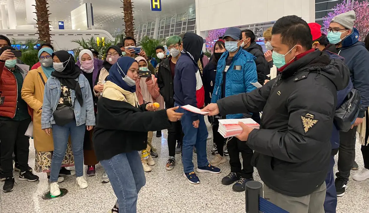 Sejumlah Warga Negara Indonesia (WNI) yang akan dievakuasi tiba di Bandara Internasional Tianhe, Wuhan, Hubei, China, Sabtu, (1/2/2020). Sebanyak 245 WNI di Wuhan akan dievakuasi ke Indonesia terkait merebaknya virus corona di kota tersebut. (foto:Duta Besar RI di Beijing)