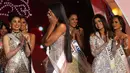 Ekspresi Sthefany Gutierrez (tengah) usai dinobatkan sebagai Miss Venezuela 2017 di Caracas, Venezuela (9/11). Sthefany berhasil meraih gelar Miss Venezuela 2017 dan akan mewakili negaranya di ajang Miss Universe 2018. (AFP Phot/STR)