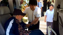 Fidel Castro saat disambut Presiden Bolivia Evo Morales di Havana , Kuba, Kamis (13/8/2015). Fidel sempat menjadi target pembunuhan oleh lawan politiknya karena kritikannya terhadap pemerintah Kuba pada saat itu. (REUTERS/Bolivian Presidency)