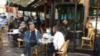 Suasana Kafe Les Deux Magots yang penuh dengan pelanggan setelah 10 menit dibuka. (dok. Twitter @ CharlotWilkins/ https://twitter.com/CharlotWilkins/status/1394891397170450432/ Dinda Rizky)