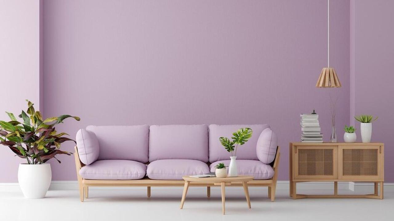 Feng Shui menyatakan bahwa warna ungu melambangkan kemewahan, kebijaksanaan, dan spiritualitas. Cocok untuk ruang tidur atau ruang meditasi.