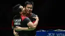 Ganda putra Indonesia Hendra Setiawan dan Mohammad Ahsan merayakan kemenangan atas ganda putra Jepang Takuro Hoki dan Yugo Kobayashi pada babak final Kejuaraan Dunia Bulu Tangkis 2019 di Swiss, Minggu (25/8/2019). Ahsan/Hendra menang dengan skor 25-23, 9-21, 21-15. (FABRICE COFFRINI/AFP)
