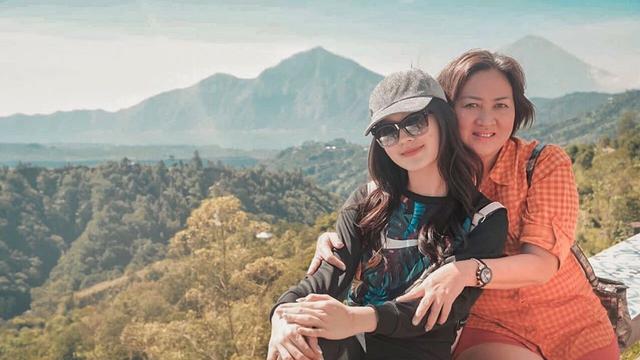 Setia Menemani Ini 6 Potret Kedekatan Natasha Wilona Dan Sang