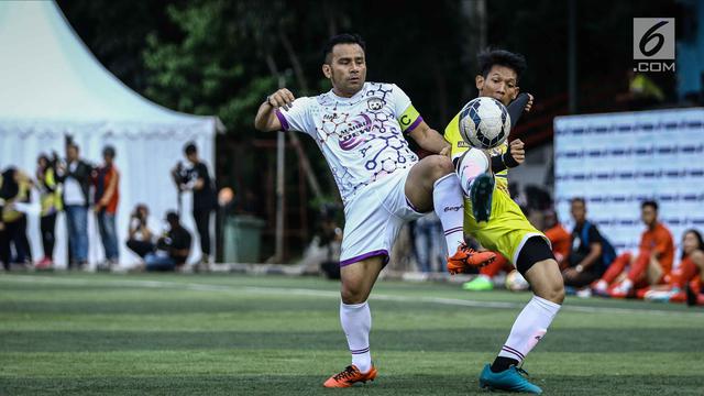 Laga Amal, Para Selebritas Adu Skill Main Bola di Lapangan Hijau