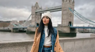 Tampil stylish di depan jembatan London, Febby Rastanty penampilannya mencuri perhatian. Abadikan foto pada sebuah foto ikonik di London, gayanya ini menuai banyak pujian dari para penggemarnya. (Liputan6.com/IG/@febbyrastanty)