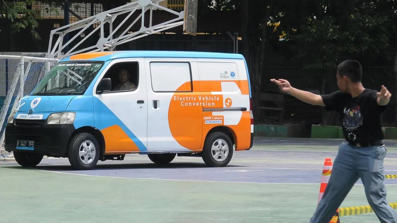 Pelajar dari dua SMK di Jakarta itu mengkonversi dua jenis mobil bermesin bensin ke listrik. <br><br>Masing-masing mobil yang dikonversi adalah bertipe jip dan minibus.