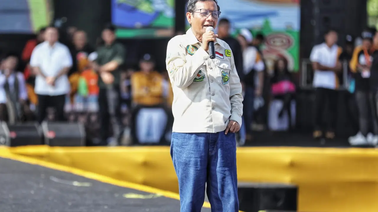 Calon Wakil Presiden (Cawapres) nomor 3 Mahfud Md berjanji menjalankan program kerja secara cepat atau 'Sat-Set' saat terpilih menjadi Wapres di Pemilu 2024 dalam dalam orasinya di Jalan Raya Pantura, Pasuruan, Jawa Timur (Jatim), Minggu (4/2/2024).