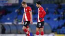 Pemain Southampton, James Ward-Prowse dan Takumi Minamino, tampak lesu usai ditaklukkan Leeds United pada laga Liga Inggris di Stadion Elland Road, Selasa (23/2/2021). Leeds United menang dengan skor 3-0. (Laurence Griffiths/Pool via AP)