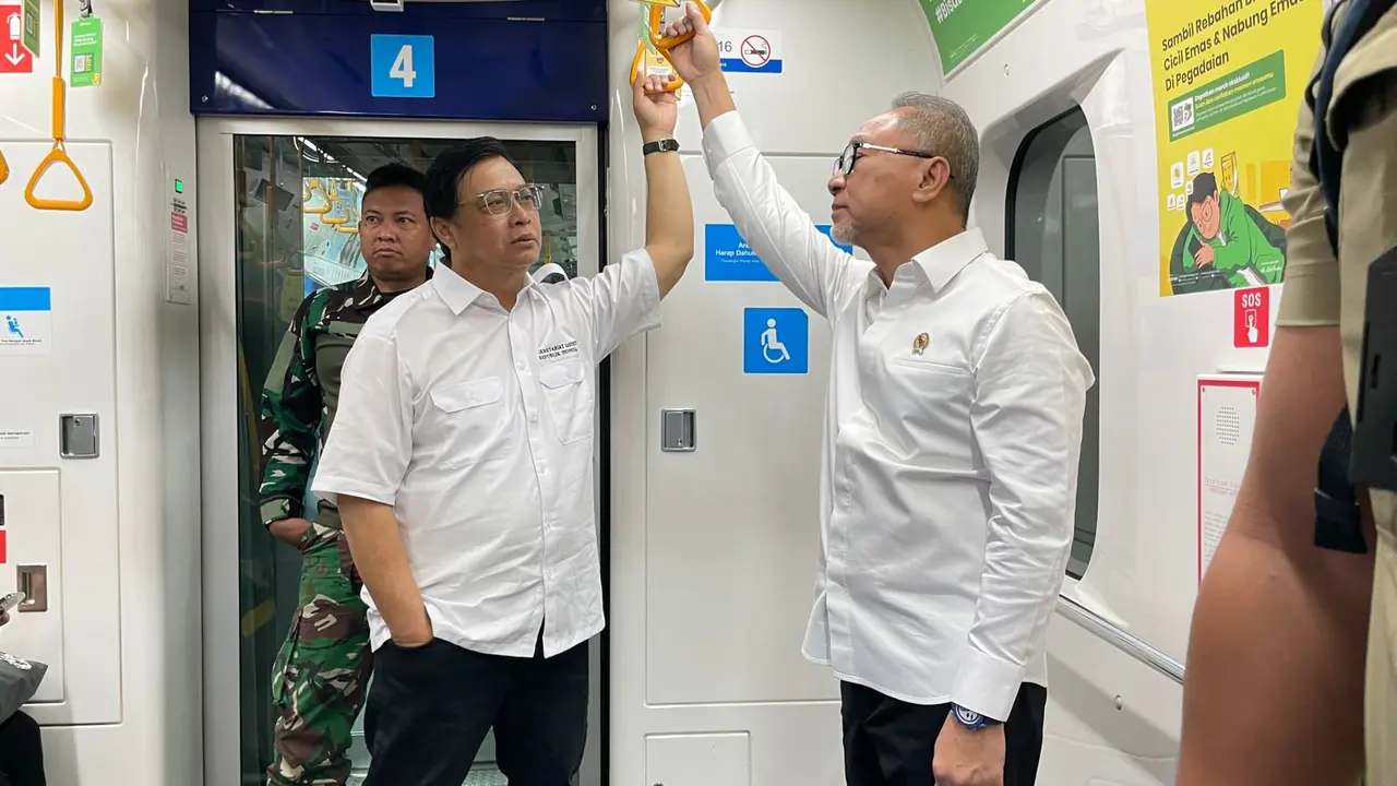 Menteri Koordinator Bidang Pangan Zulkifli  Hasan (Zulhas) saat berada di MRT Jakarta.