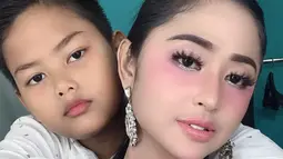 Tidak memiliki anak kandung dari pernikahannya tidak menyurutkan semangat Dewi Persik. Dirinya memutuskan untuk mengadopsi Gabriel saat masih berusia dua minggu. (Liputan6.com/IG/@dewiperssikreal)