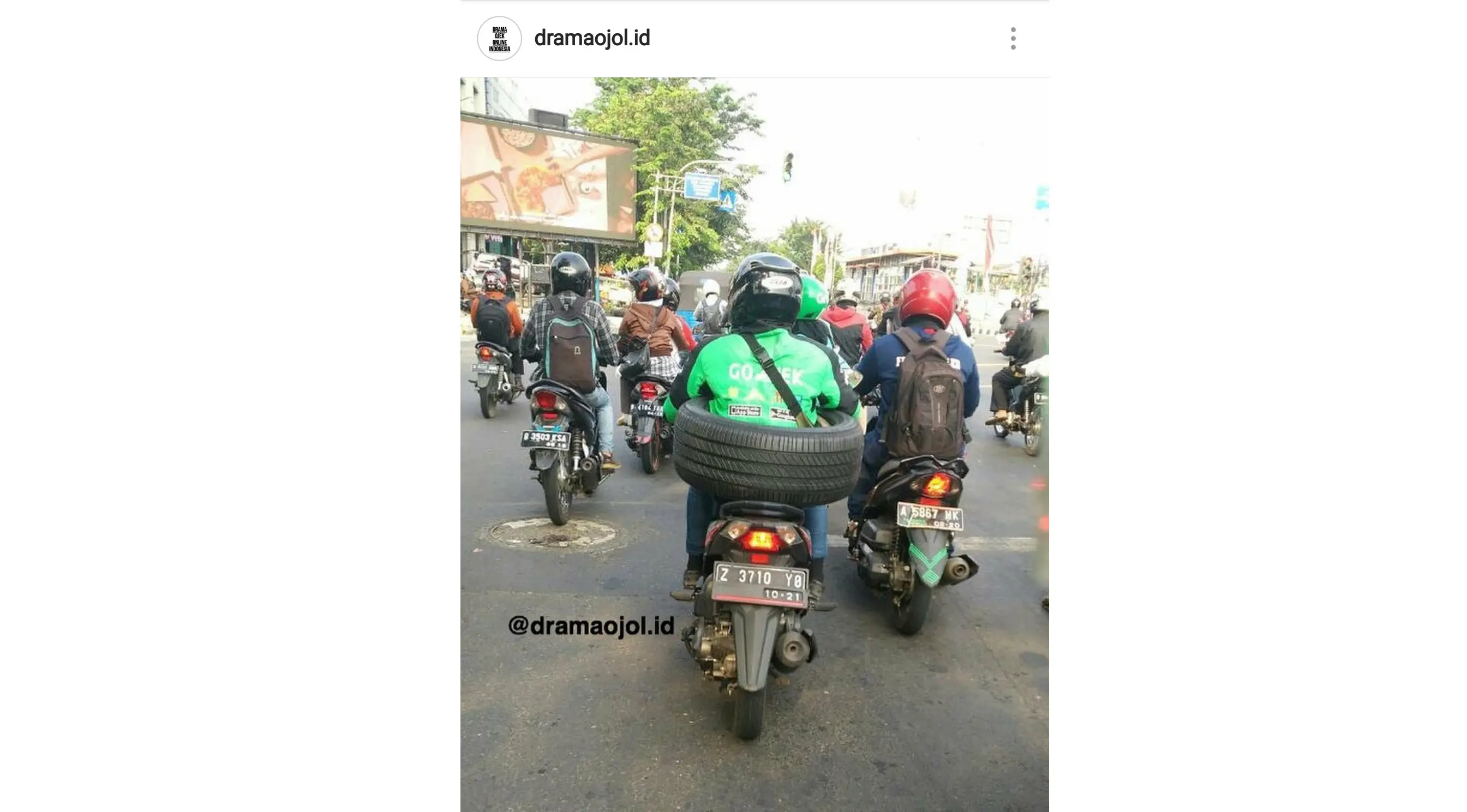 	Ojek online mengangkut ban mobil (Sumber: Instagram/ @dramaojol.id)