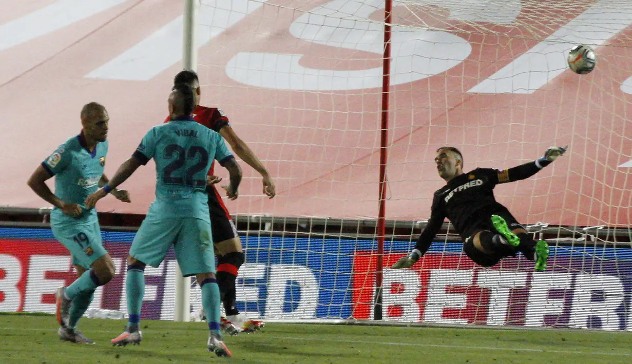 Pemain Barcelona Martin Braithwaite (kiri) mencetak gol ke gawang Mallorca pada pertandingan La Liga di Son Moix Stadium, Palma de Mallorca, Spanyol, Sabtu (13/6/2020). Barcelona membantai Mallorca dengan skor 4-0. (AP Photo/Francisco Ubilla)