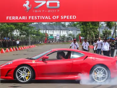 Sebuah mobil Ferrari 430 unjuk kebolehan dengan berputar ditempat dalam Ferrari Festival of Speed di BSD City, Tangerang Selatan, Minggu (23/04). Festival ini dalam rangka merayakan 70 tahun Ferrari. (Liputan6.com/Fery Pradolo)