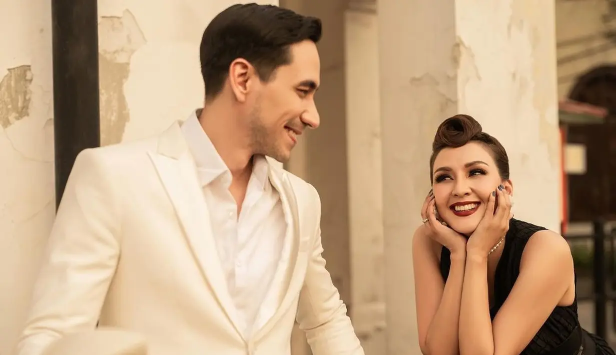 Dengan riasan yang sama, rambut Donna di-twist di bagian poni yang bergaya khas 80an [@riomotret]