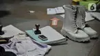 Sejumlah hasil temuan saat penggeledahan di eks Kantor DPP FPI,  Jakarta, Selasa (27/4/2021). Polisi mengamankan barang bukti bendera tauhid, buku, bahan berbahaya, dan atribut FPI dari hasil penggeledahan terkait penangkapan Mantan Sekretaris FPI Munarman. (merdeka.com/Iqbal S.Nugroho)
