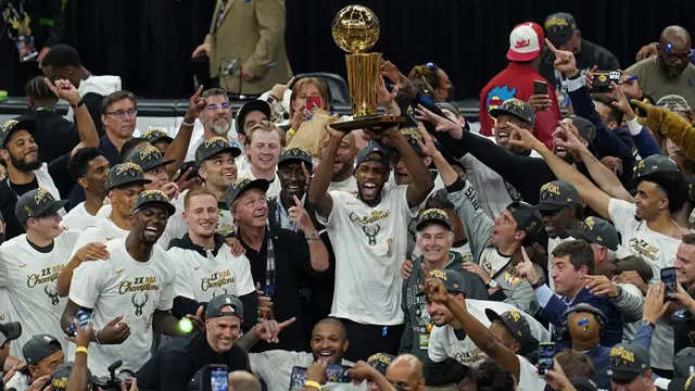 Foto: Milwaukee Bucks Juarai NBA 2020/2021 Setelah Kalahkan Phoenix Suns di Final Gim Keenam