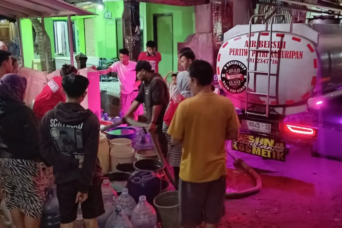 Relawan Buruh Sahabat Ganjar terjun langsung menyalurkan bantuan air bersih untuk warga di Kampung Babakan Kamuliaan dan Kampung Pamuncatan, Desa Ciburuy, Padalarang Bandung Barat.
