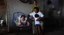 Bayi berusia sepuluh bulan bernama Luis Gonzales bersama keluargnya di rumah mereka di Tecoman, negara bagian Colima, Meksiko (8/11). Diduga obesitas yang dialami Luis Gonzales karena pola makan yang salah. (AFP Photo/Pedro Pardo)