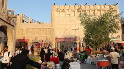 Para pedagang di Souq Wakif banyak menjajakan barang-barang yang bertemakan Piala Dunia mulai jersey, syal, topi hingga pernak-pernik kecil semisal gantungan kunci, magnit kulkas, dan lain-lain. (Bola.com/Ade Yusuf Satria)